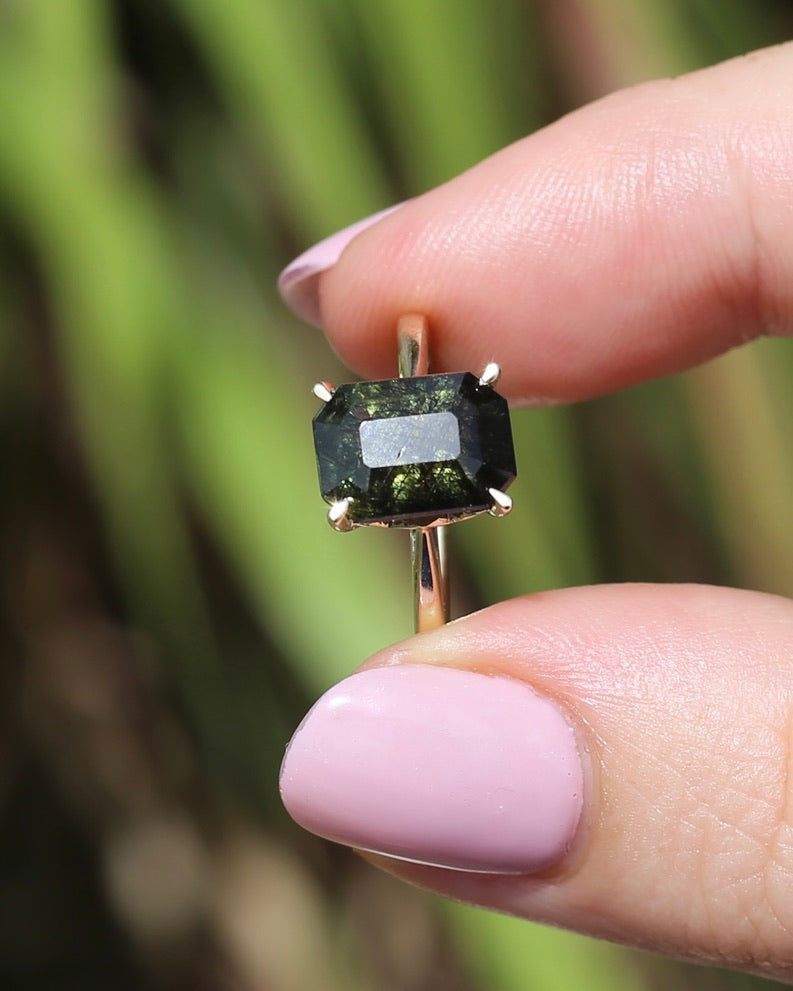 Unique Emerald Cut Ludwigite Peridot Ring, 4 claw, 9ct Yellow Gold, size O or 7.25, 2.87g