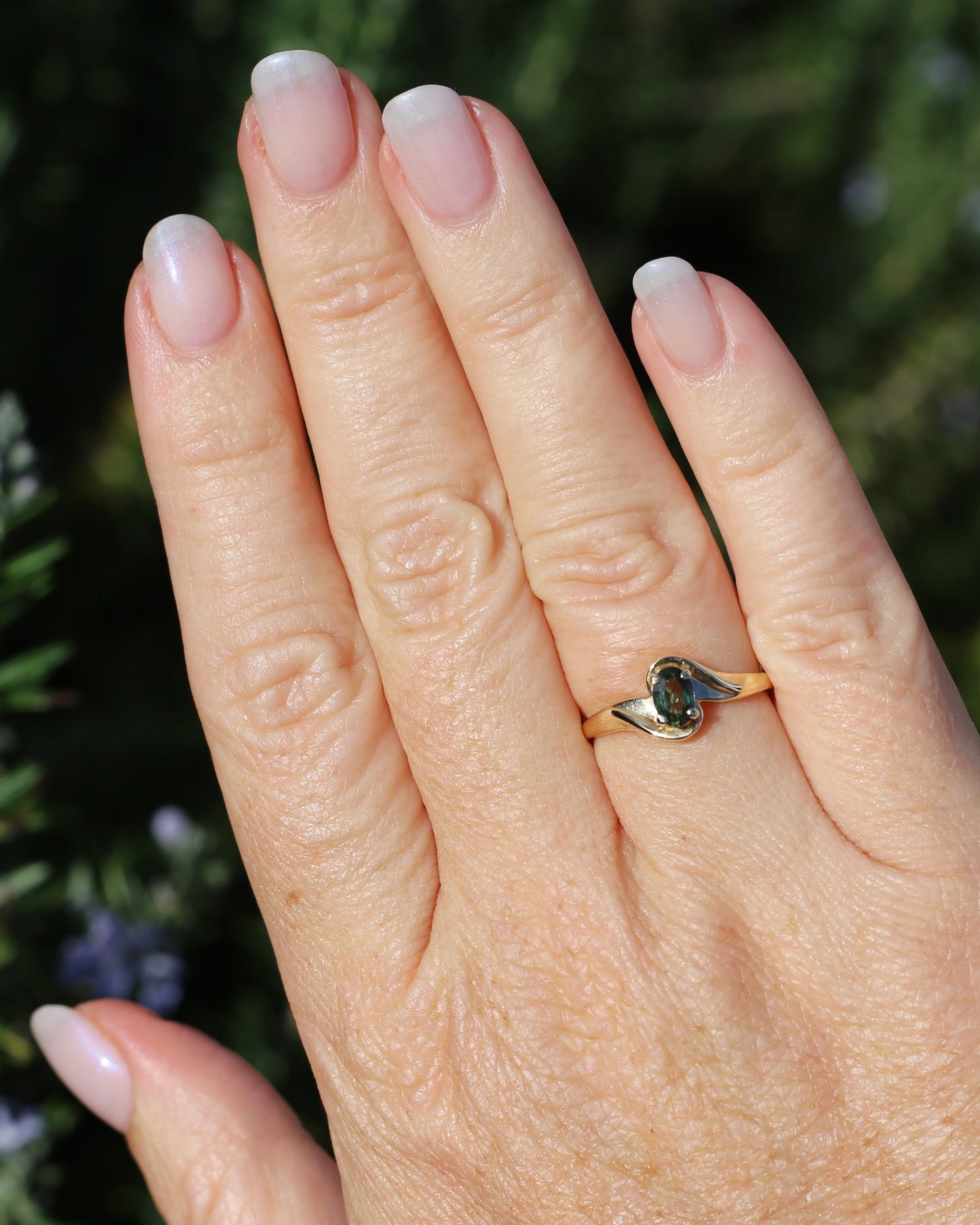 0.6ct Oval Green Australian Sapphire Ring, 10ct Yellow Gold, size N or 6.75, 1.56g