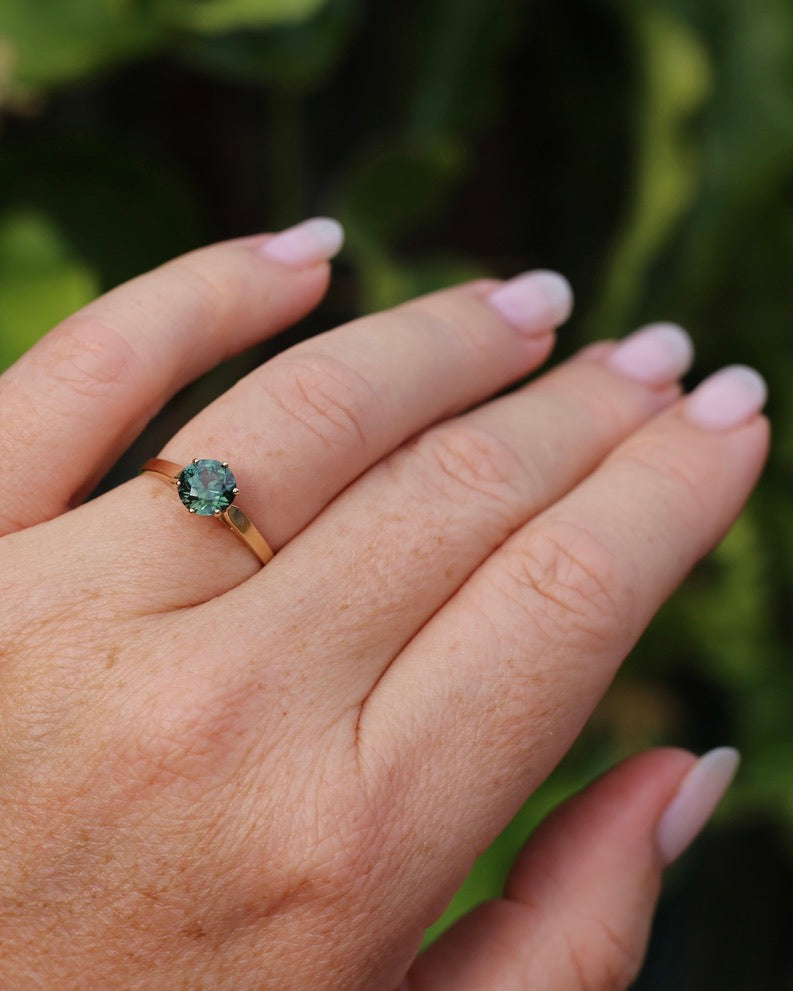 1.36ct Teal Parti Sapphire in Vintage 6 Claw 14ct Yellow Gold Ring, size O or 7.25, 1.96g, with valuation