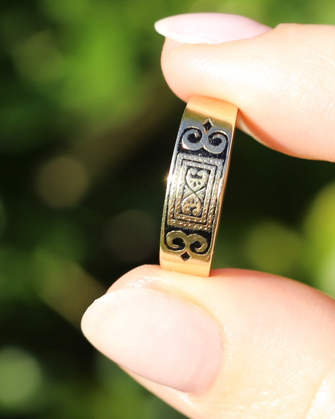 Antique Early Australian J. M. Wendt Enamel Set Band, 18ct Yellow Gold, size N or just over 6.5 (fits more like an M-M1/2 due to width)