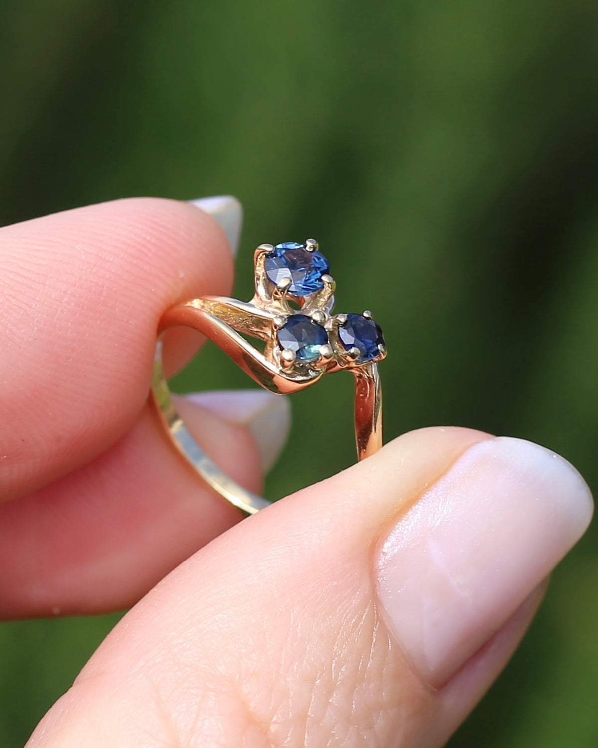 Asymetric Trilogy Blue Sapphire Ring, 9ct Yellow Gold, size K or 5.5, 2.1g