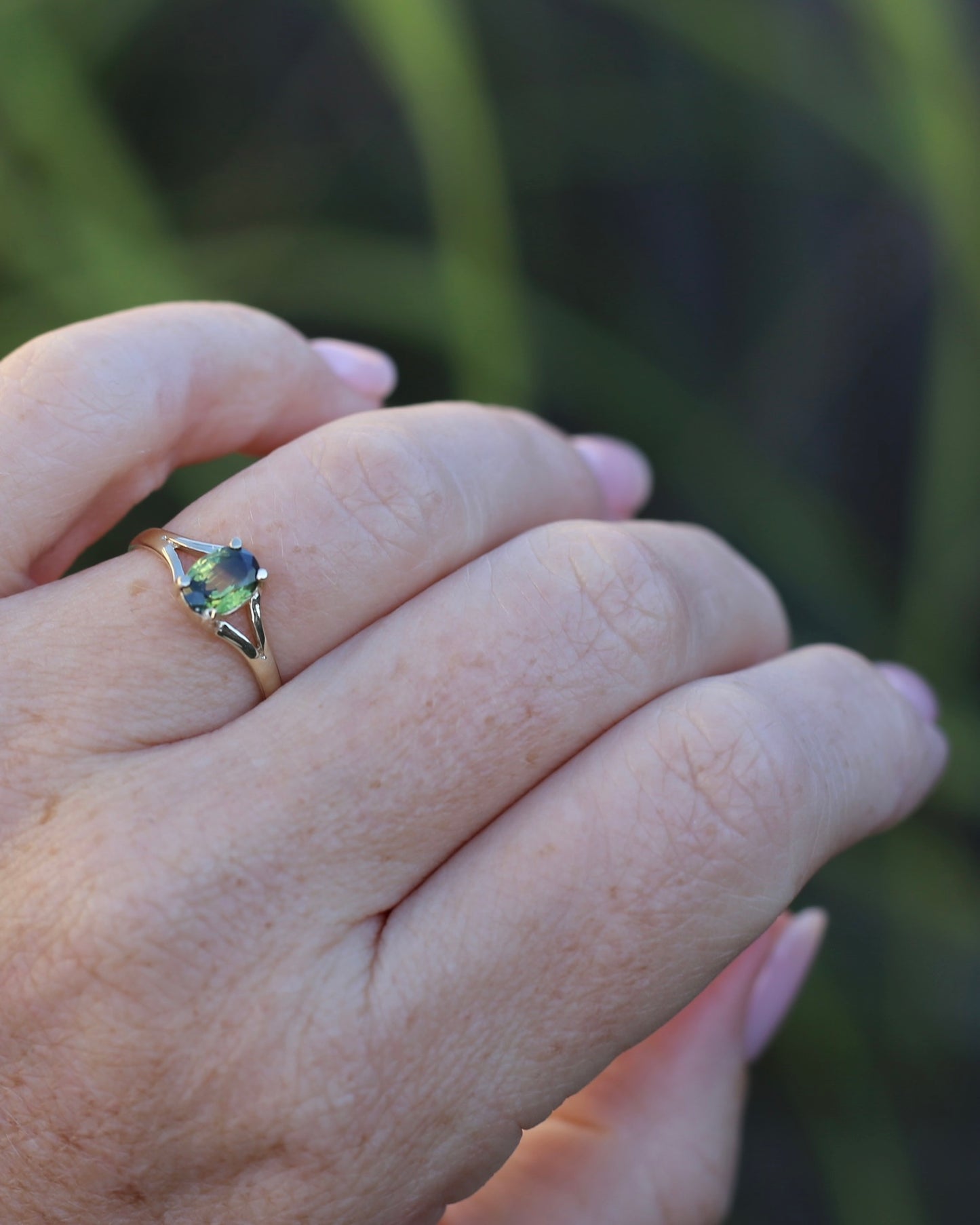 1.15ct Oval Parti Sapphire Split Shoulder Solitarie Ring, 9ct Yellow Gold, size O1/2 or 7.5, 1.59g