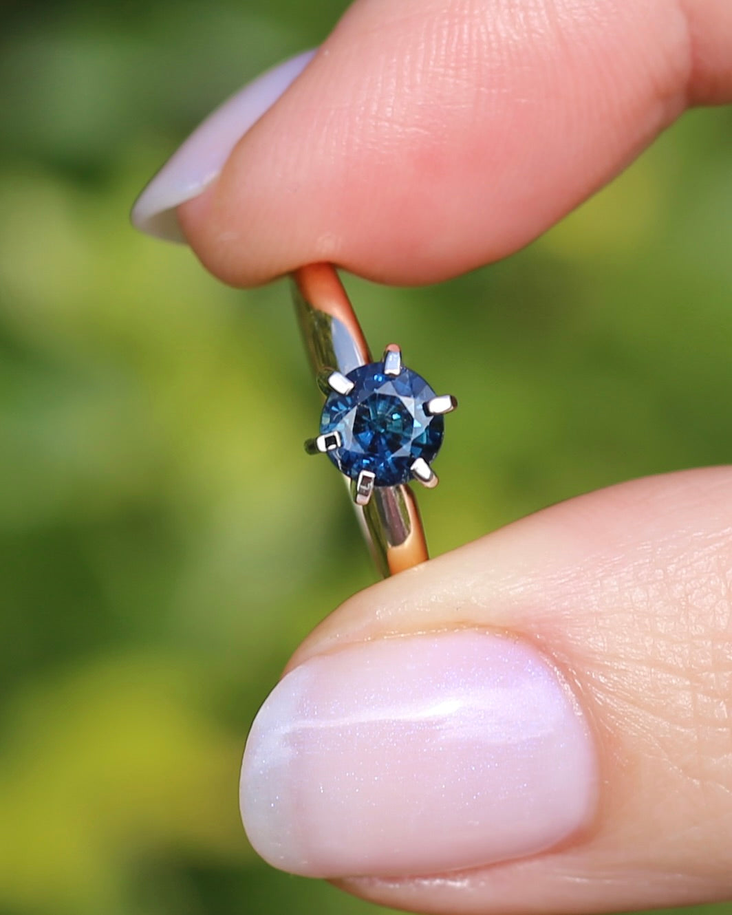 0.8ct Natural Teal Blue Sapphire in 14ct 6 Claw White Gold Setting on 14ct Yellow Gold Band, size N1/2 or just under 7, 2.51g