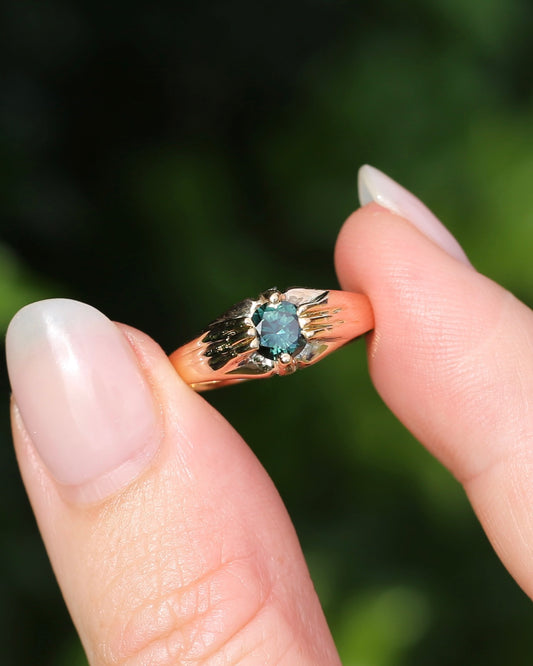 0.65ct Green Australian Sapphire Belcher Vintage  9ct Gold Ring, size 7 or N1/2, 2.93g