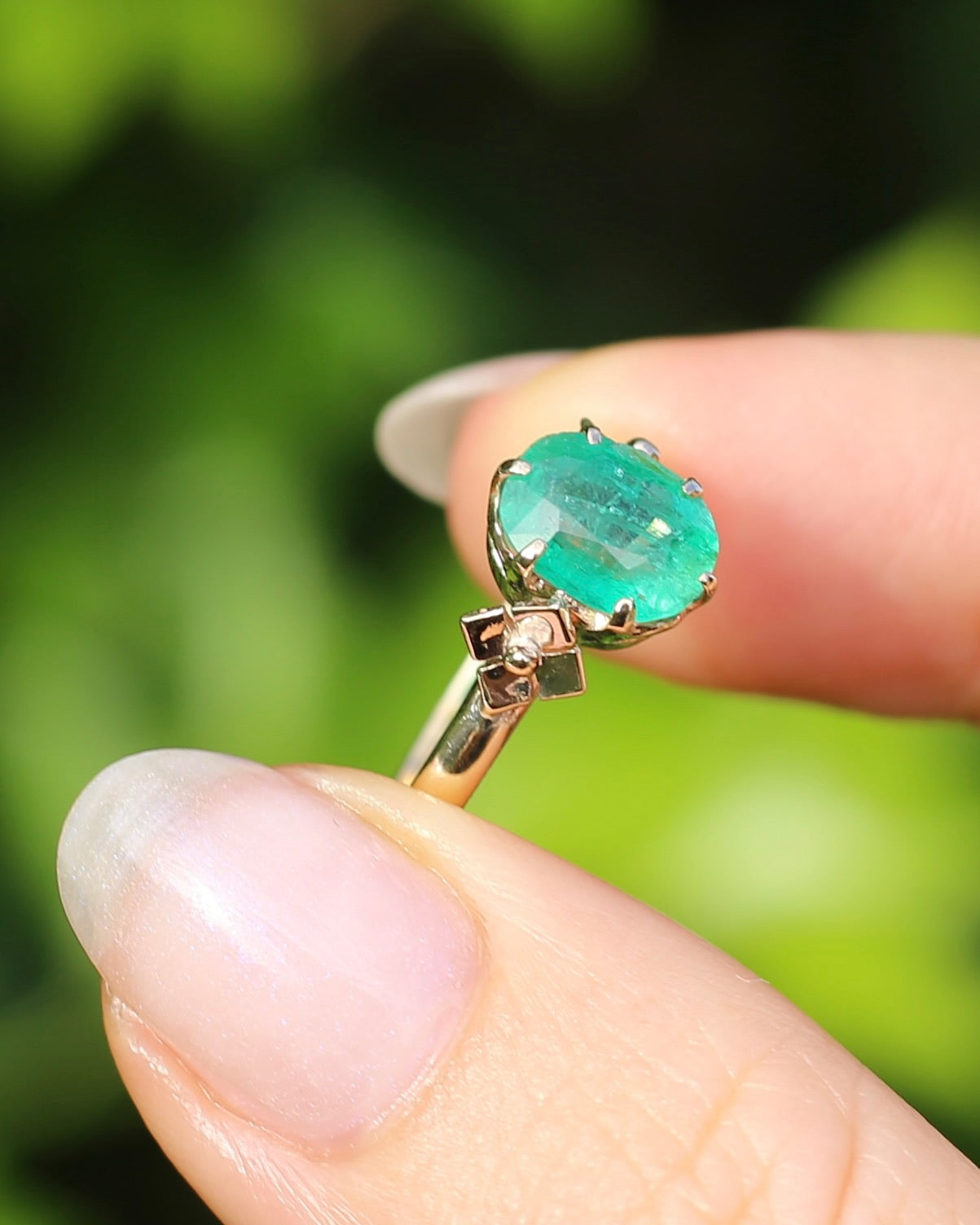1.79ct Natural Untreated Oval Emerald in Circa 1960s 18ct Yellow Gold Claw Set Ring, 18ct Yellow Gold, size Q1/2 or 8.5, with Valuation