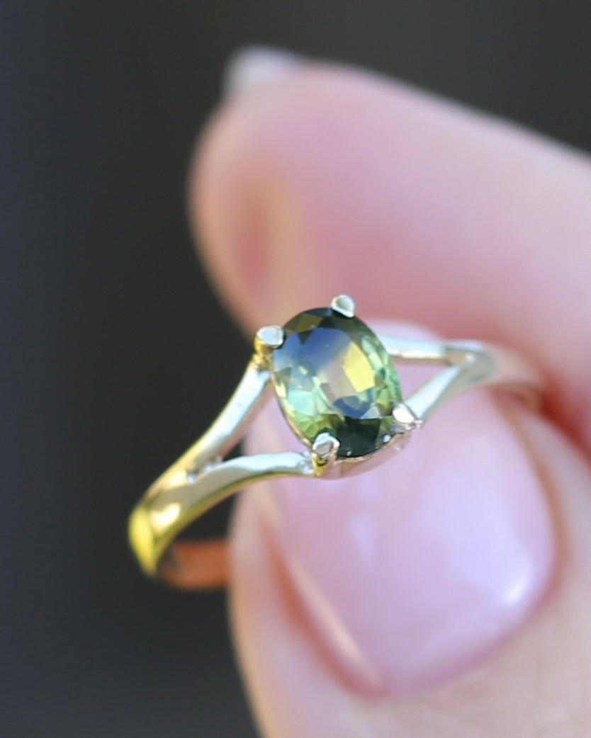 1.15ct Oval Parti Sapphire Split Shoulder Solitarie Ring, 9ct Yellow Gold, size O1/2 or 7.5, 1.59g