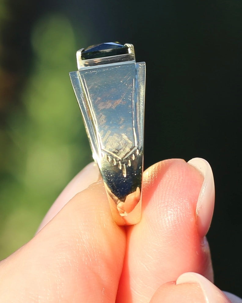 Circa 1950s 2.05ct Natural Unheated Parti Sapphire Signet Ring, 18ct Yellow Gold, size T1/2 or just under 10, 6.59g