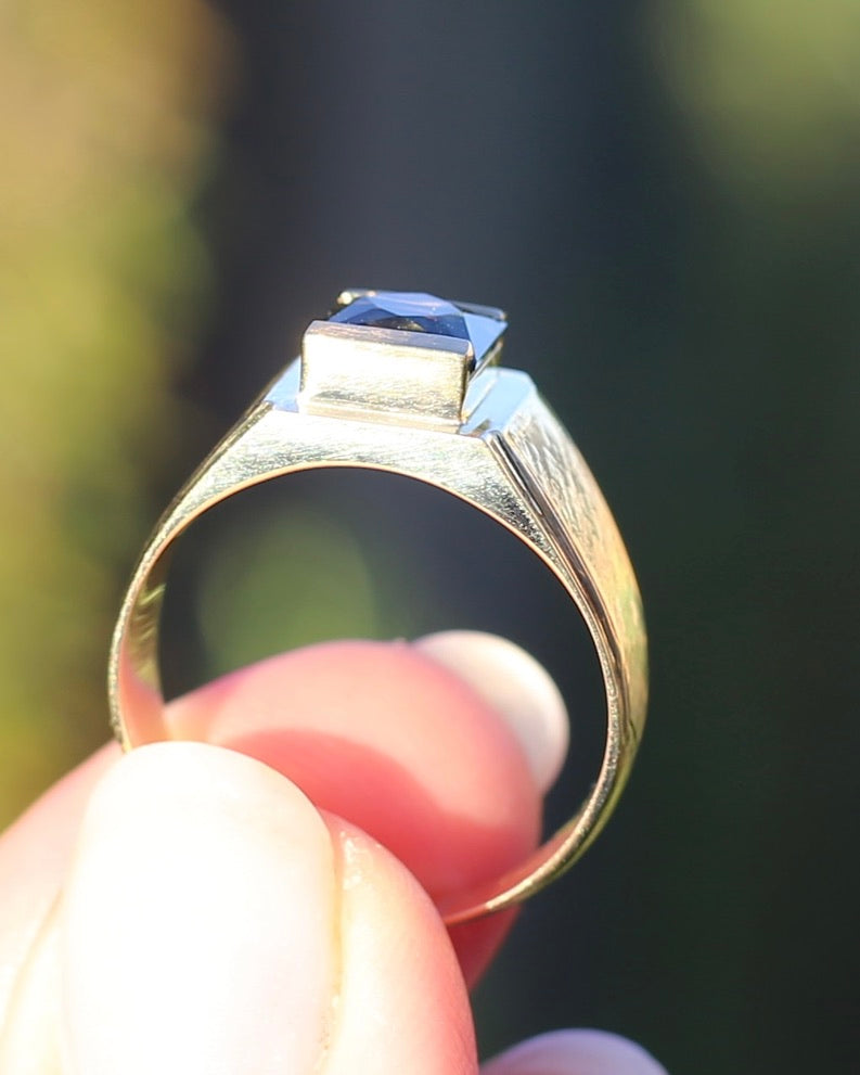 Circa 1950s 2.05ct Natural Unheated Parti Sapphire Signet Ring, 18ct Yellow Gold, size T1/2 or just under 10, 6.59g