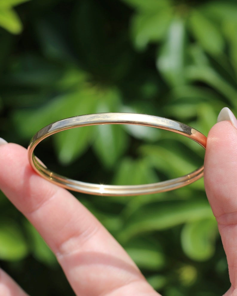 Oval 9ct Coil Bangle, British Made, 9ct Yellow Gold (the slightly rosier gold of the two), 5.38g