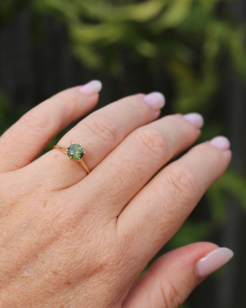 1.38ct Deep Yellowish Green Sapphire 6 Claw Ring, 14ct Yellow Gold, size 7 or just under O, 1.62g, with valuation