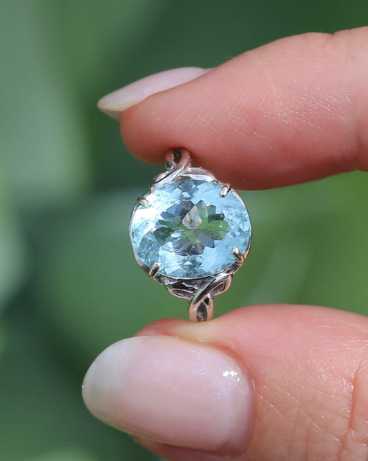 3.2ct Oval Natural Aquamarine in Celtic Inspired 18ct White Gold Ring, size L1/2 or 6, 3.11g