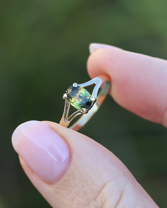 1.15ct Oval Parti Sapphire Split Shoulder Solitarie Ring, 9ct Yellow Gold, size O1/2 or 7.5, 1.59g