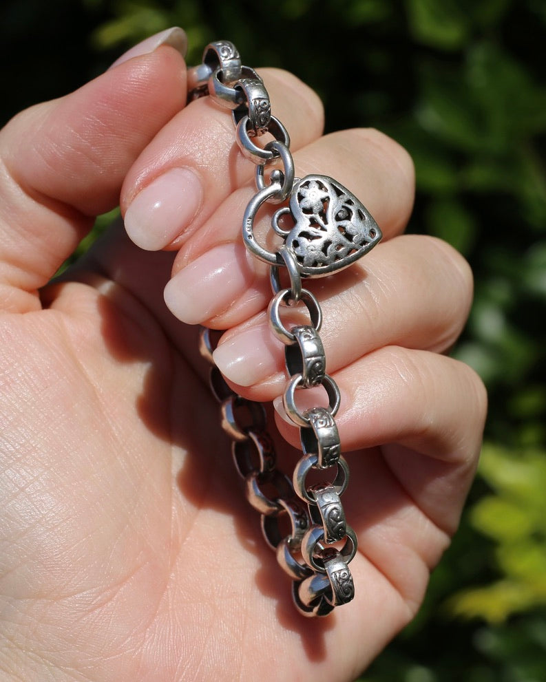 Alternating Plain and Patterened Belcher Bracelet with Filigree Heart Padlock, 19.2g