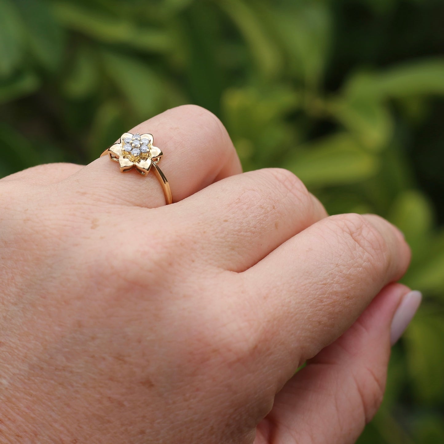 18ct Gold Flower with Diamond Stamens, 18ct Yellow Gold, size O or just over 7