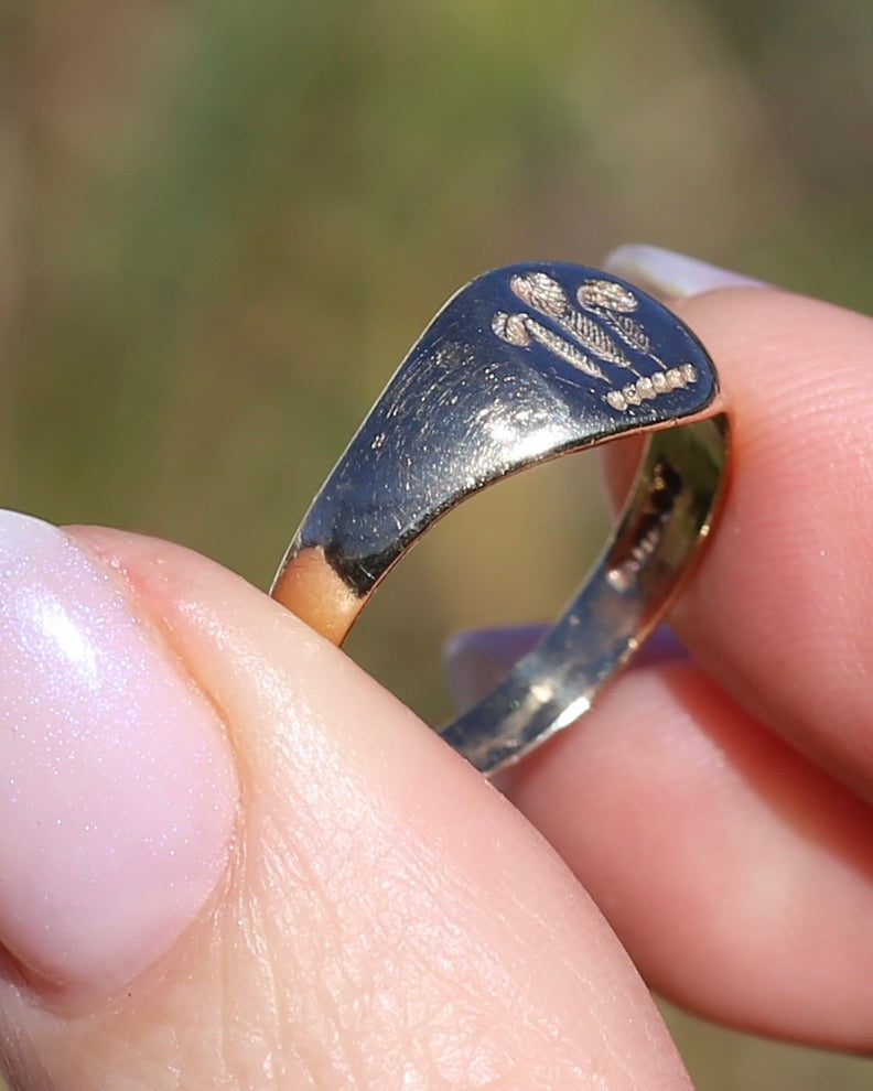 1984 Made Hand Carved Welsh Feather Signet Ring, 9ct Yellow Gold, size Q or just over 8, 2.45g