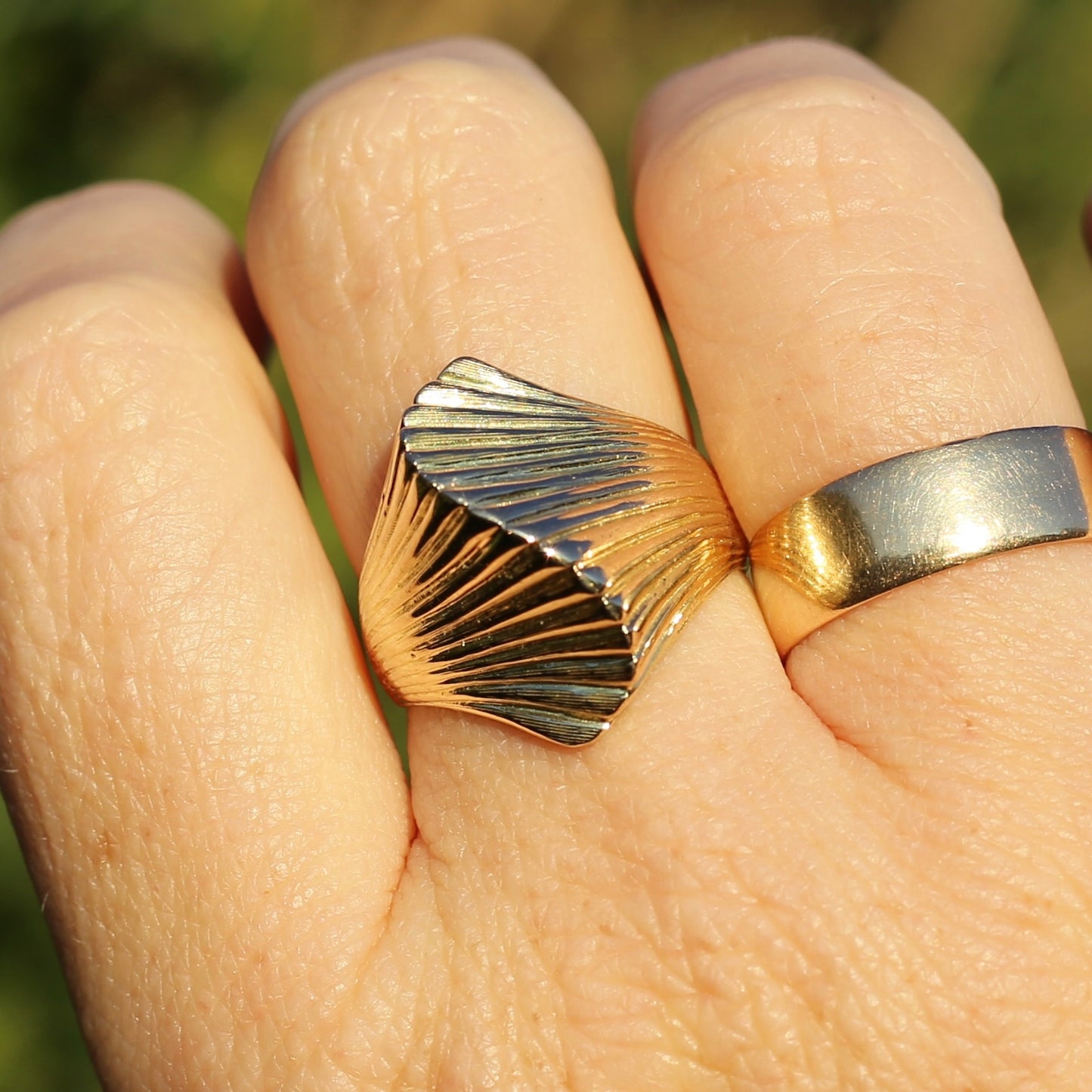 Mid Century Modernist 14ct Gold Sculptured Shell or Fan Ring, size R or 8.5 (maybe fits a bit bigger)