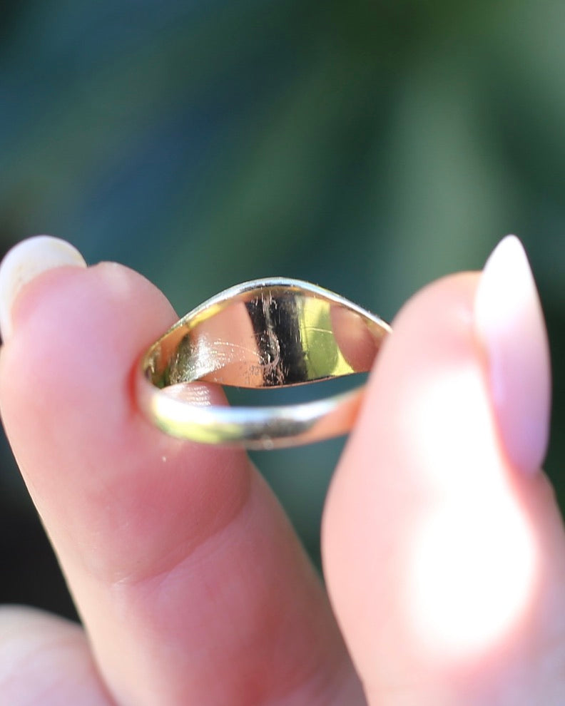 1984 Made Hand Carved Welsh Feather Signet Ring, 9ct Yellow Gold, size Q or just over 8, 2.45g