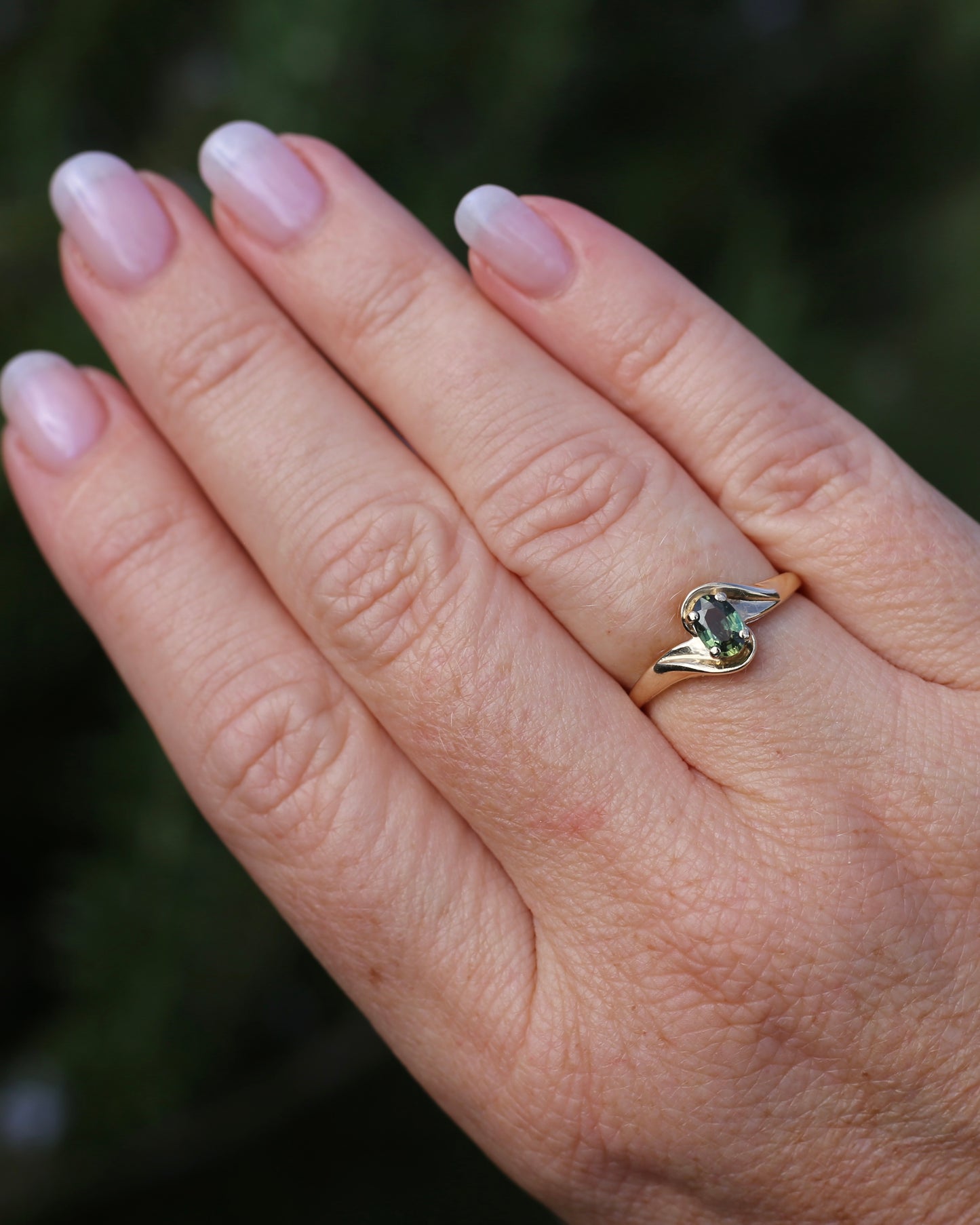 0.6ct Oval Green Australian Sapphire Ring, 10ct Yellow Gold, size N or 6.75, 1.56g