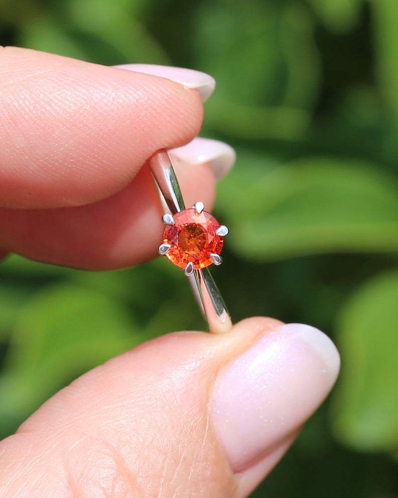 0.85ct Natural Orange Sapphire in 6 Claw Solitaire Ring, Sterling Silver, size N or 6.75, 1.87g