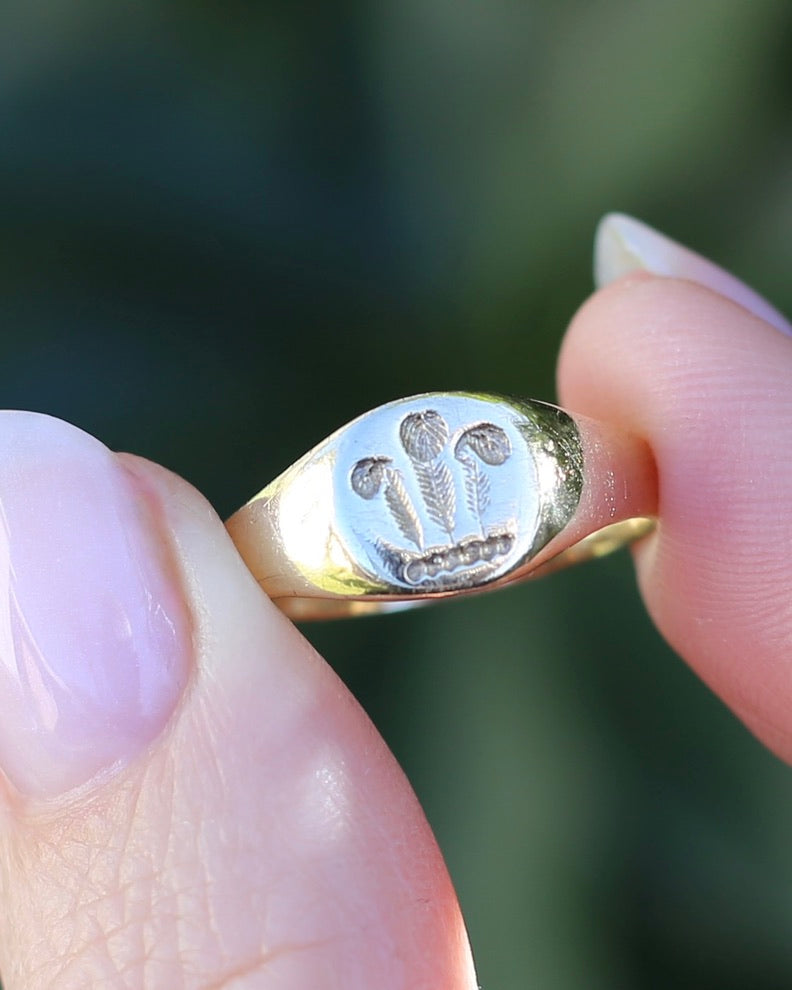 1984 Made Hand Carved Welsh Feather Signet Ring, 9ct Yellow Gold, size Q or just over 8, 2.45g