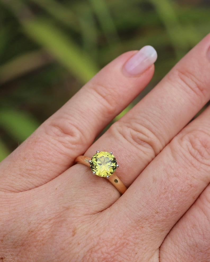 Breathtaking 2.59ct Natural Greenish Yellow Sapphire in Vintage 6 claw Mixed Metal 14ct Gold, 14ct White and Yellow Gold, size O or just over 7, 3.61g, with valuation