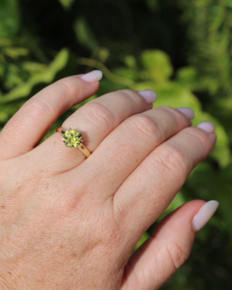 Breathtaking 2.59ct Natural Greenish Yellow Sapphire in Vintage 6 claw Mixed Metal 14ct Gold, 14ct White and Yellow Gold, size O or just over 7, 3.61g, with valuation