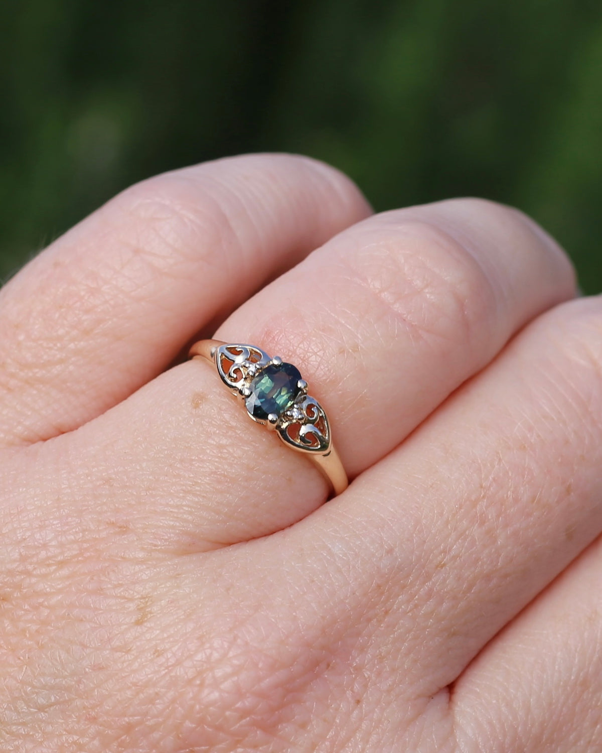 0.75ct Natural Teal Green Parti Sapphire with tiny Diamond Set Swirl Shoulders, 9ct Yellow Gold, size M1/2  or  just under 6.5, 1.44g