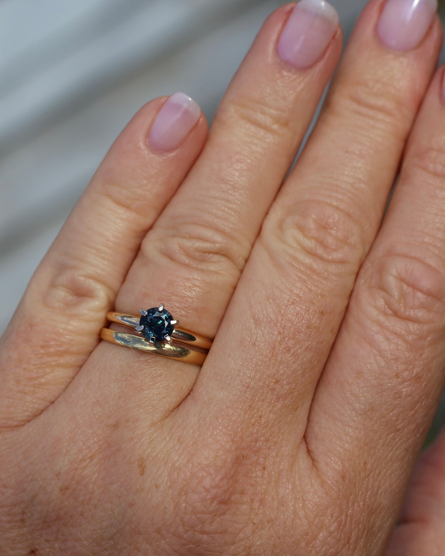 0.8ct Natural Teal Blue Sapphire in 14ct 6 Claw White Gold Setting on 14ct Yellow Gold Band, size N1/2 or just under 7, 2.51g