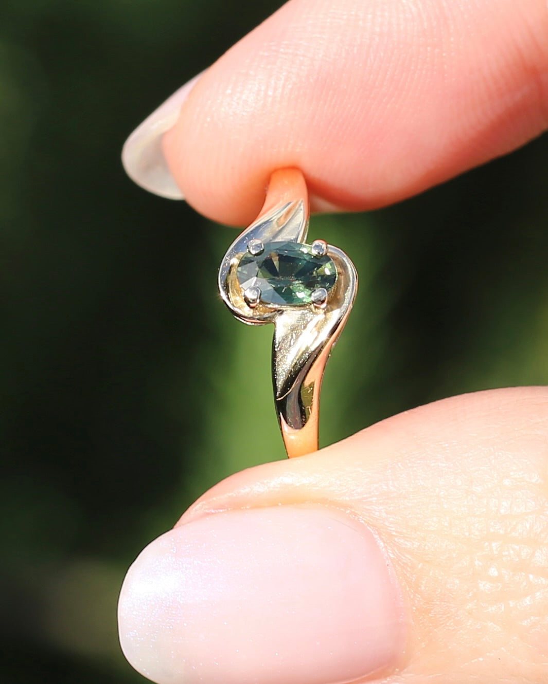 0.6ct Oval Green Australian Sapphire Ring, 10ct Yellow Gold, size N or 6.75, 1.56g