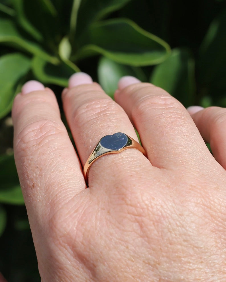 1973 Made Birmingham Heart Shaped Signet Ring, 9ct Yellow Gold, size R or 8.75, 2.91g