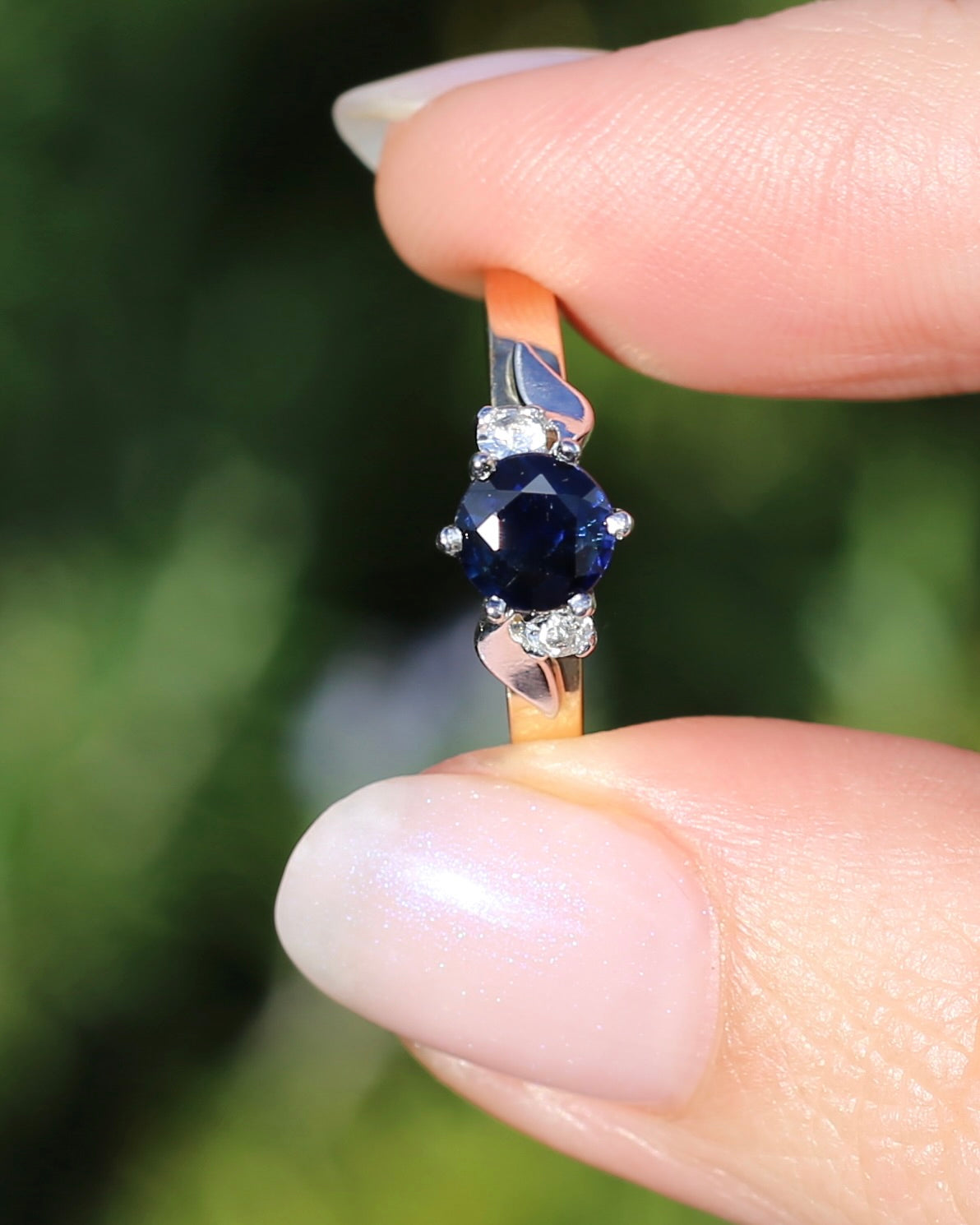 1ct Dark Blue Natural Sapphire with White Side Stones, 9ct Yellow and White Gold, size 9 or S, 2.23g
