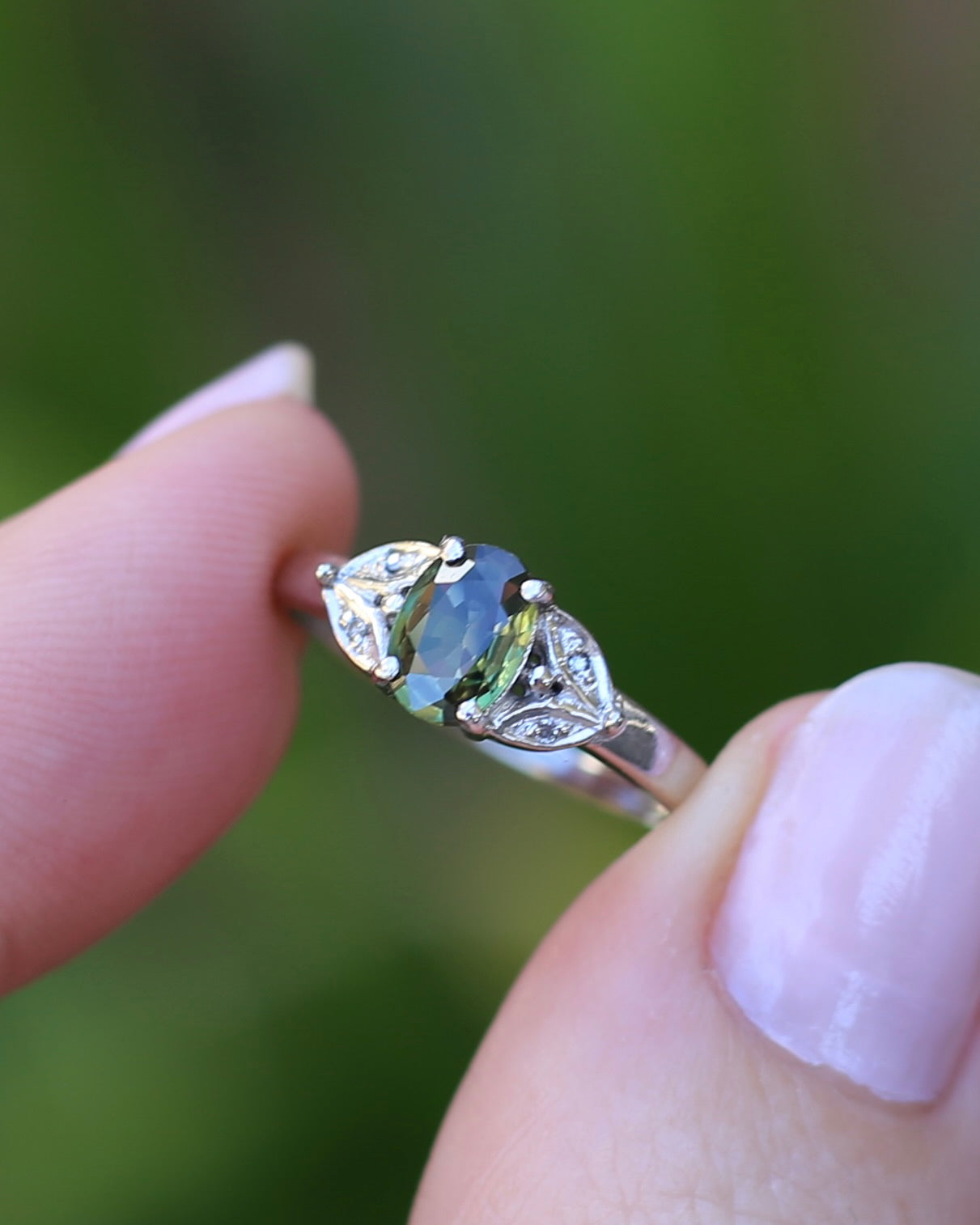 0.8ct Parti Sapphire and Single Cut Diamond Ring, 9ct White Gold, size N or just over 6.5, 2.00g