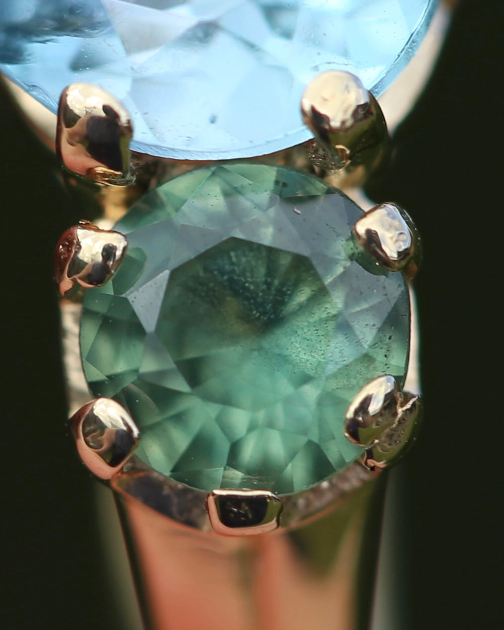 1.65ct Blue Zircon and 0.97ct Parti Sapphire Trilogy, 9ct Yellow Gold, size R1/2 or 8.75
