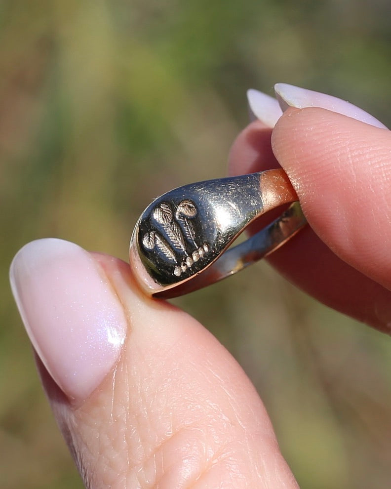 1984 Made Hand Carved Welsh Feather Signet Ring, 9ct Yellow Gold, size Q or just over 8, 2.45g