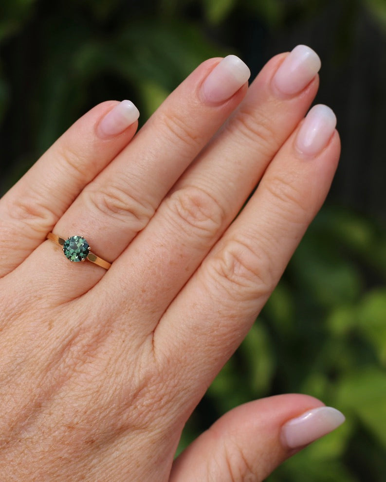 1.36ct Teal Parti Sapphire in Vintage 6 Claw 14ct Yellow Gold Ring, size O or 7.25, 1.96g, with valuation
