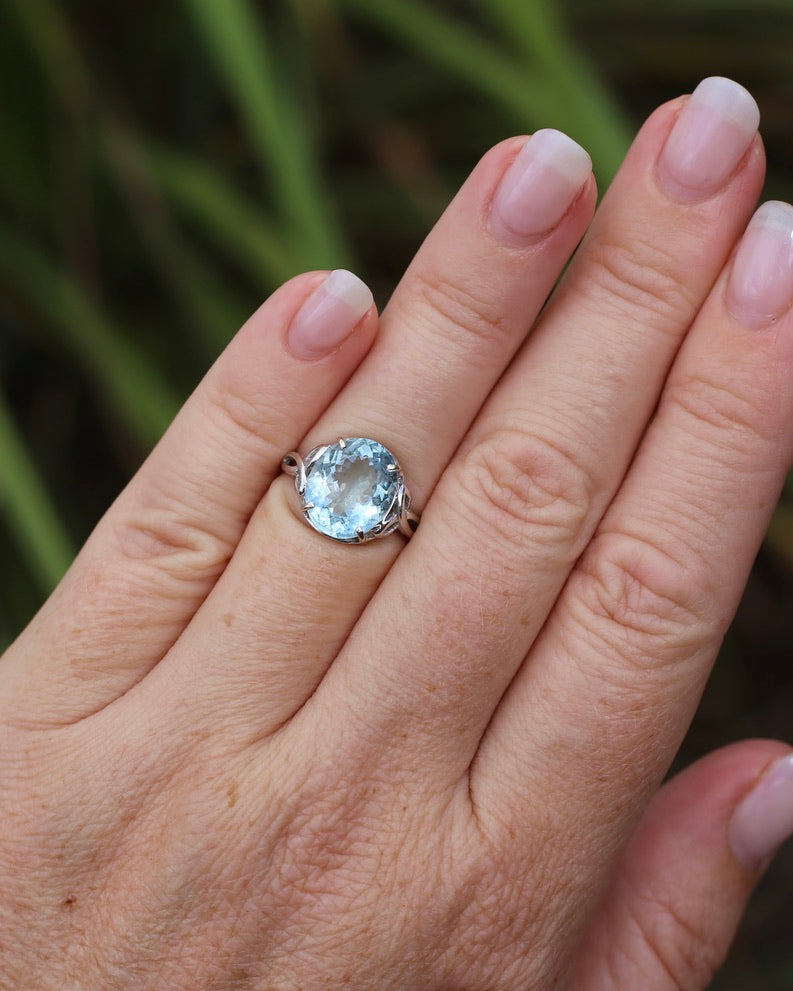 3.2ct Oval Natural Aquamarine in Celtic Inspired 18ct White Gold Ring, size L1/2 or 6, 3.11g