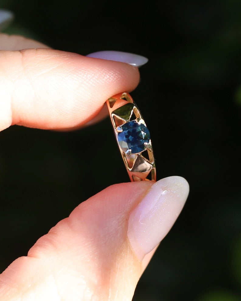 1ct Natural Teal Australian Sapphire in Hand Carved 14ct Rosey Gold Ring, size M or 6.25, 3.14g