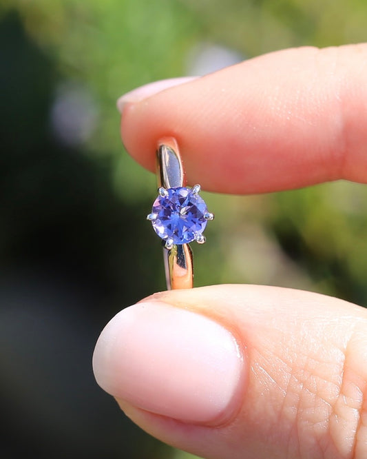 1ct Natural Tanzanite 6 Claw Ring, 10ct Rose and White Gold, size N1/2 or just under 7, 2.49g