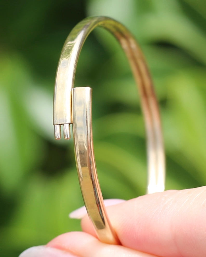 Oval 9ct Coil Bangle, British Made, 9ct Yellow Gold (the slightly rosier gold of the two), 5.38g