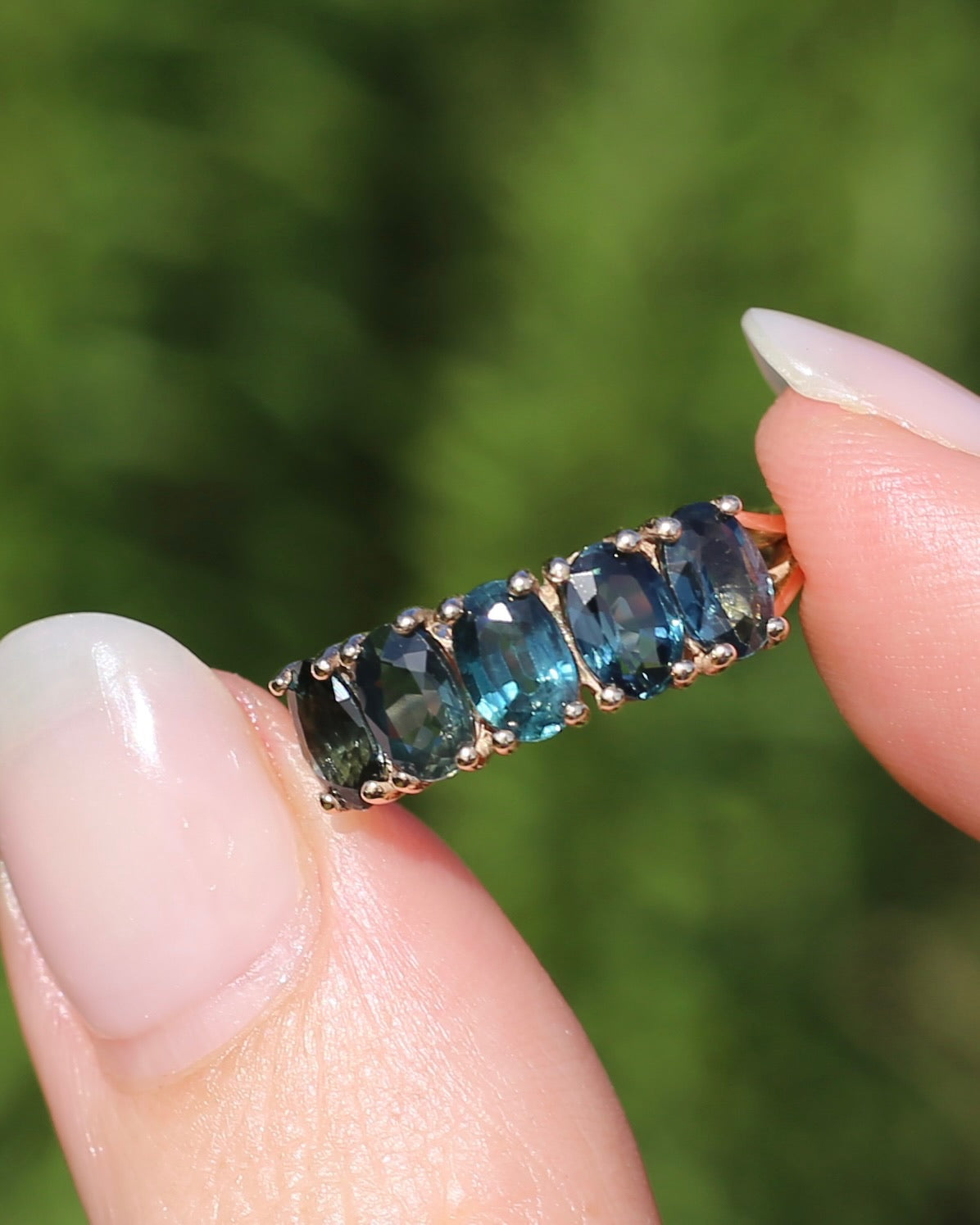 Vintage 3.25ct Five Stone Parti Sapphire Ring, 9ct Yellow Gold, size O1/2 or 7.5 with valuation, 3.05g