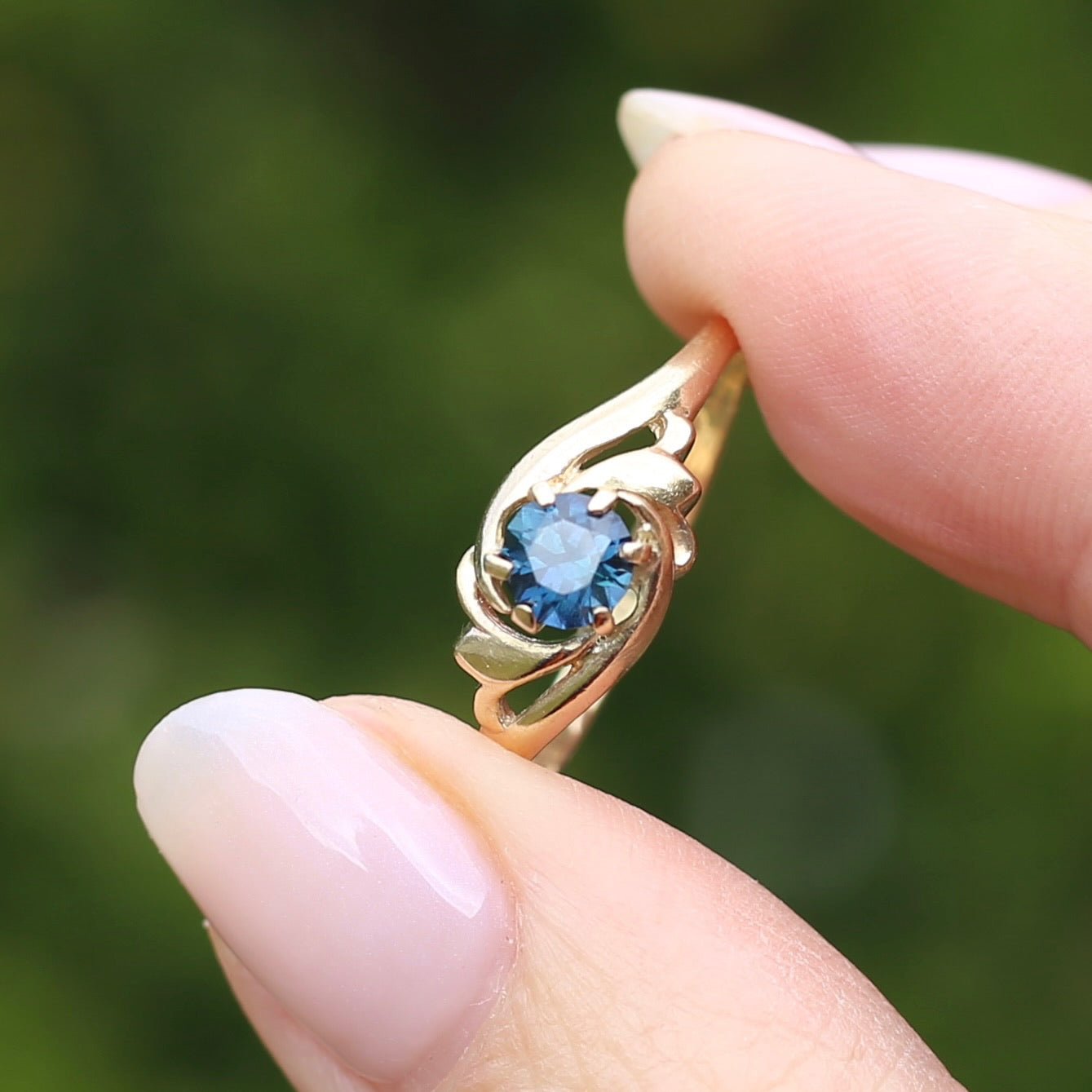 Peacock Parti Sapphire Ring, 9ct Yellow Gold, size 10 or U