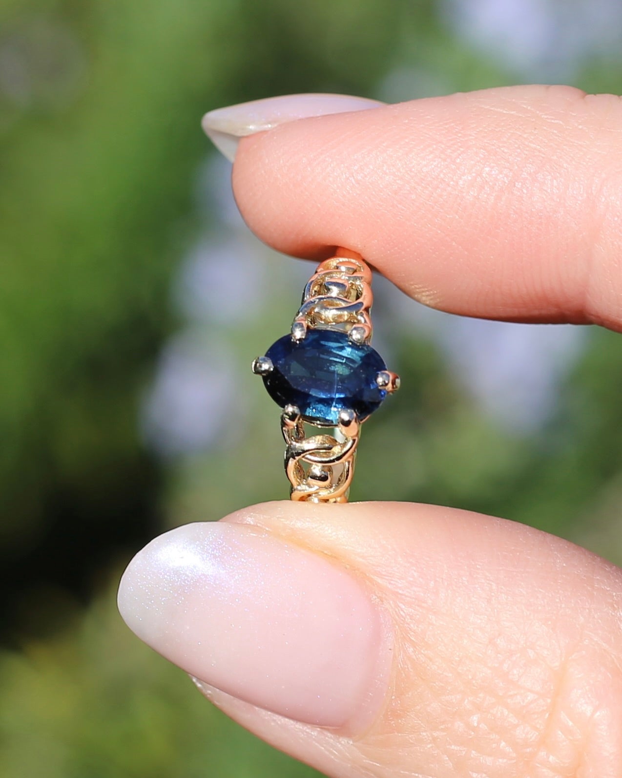 1.5ct Natural Australian Sapphire in 6 Claw Set Ring with Rope Detail Shoulders, 9ct Yellow Gold, size 8 or Q, 1.79g