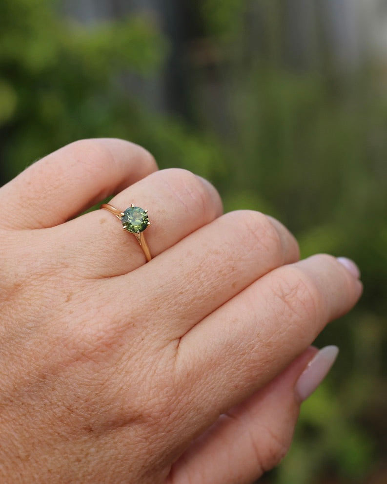 1.38ct Deep Yellowish Green Sapphire 6 Claw Ring, 14ct Yellow Gold, size 7 or just under O, 1.62g, with valuation