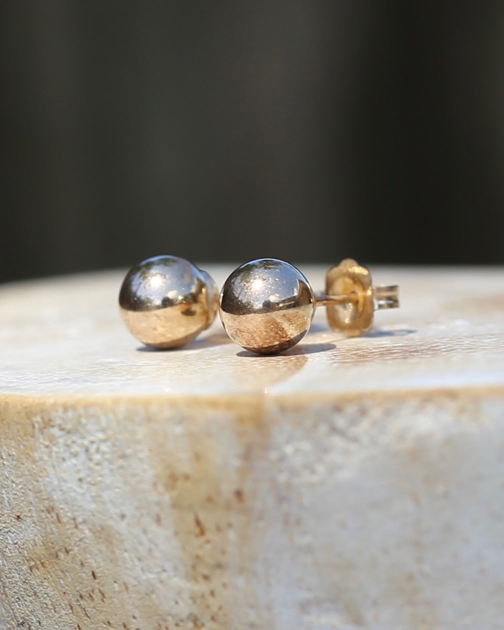 6mm 9ct yellow gold ball studs, 0.37g