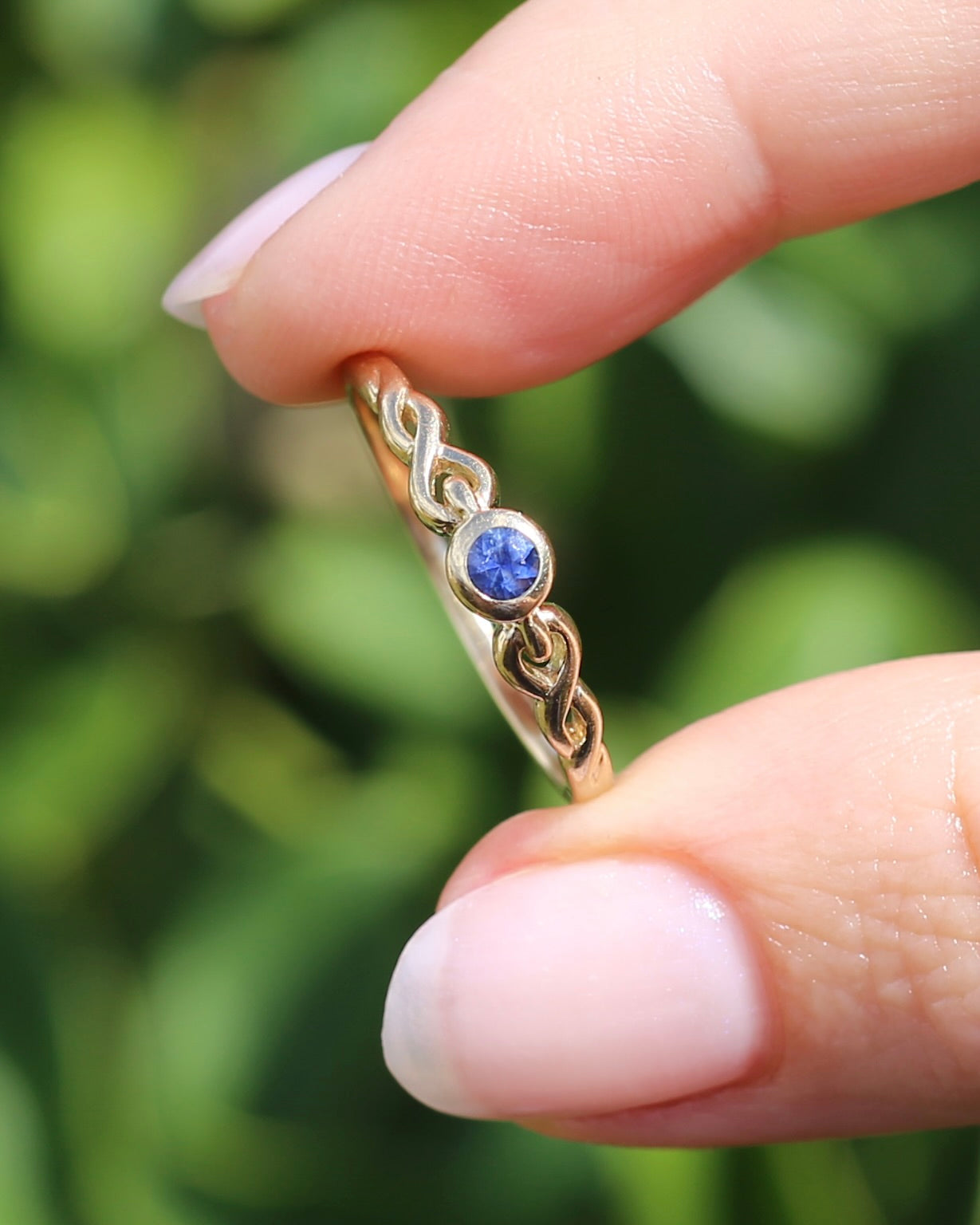 Bezel Set Bright Blue Sapphire Ring with Twisted Rope Shoulder Details, size 9.5 or just over S1/2, 1.76g