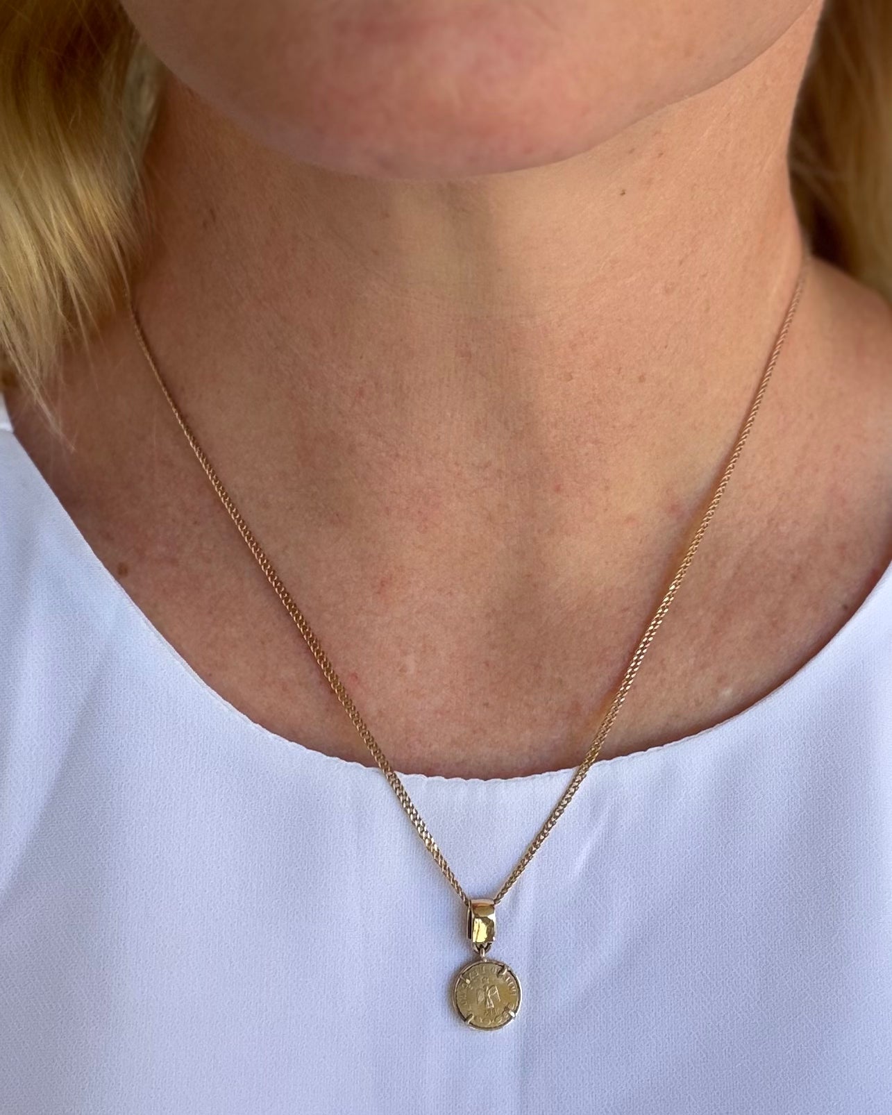 1865 Mexican Coin Replica in Coin Frame Pendant, 9ct Yellow Gold and silver support bars, 1.69g