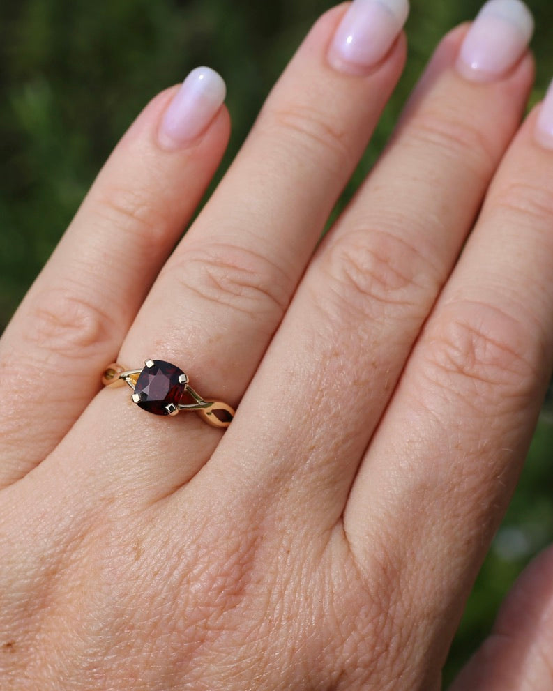1.35ct Cushion Cut Deep Red Natural Spinel, 18ct Yellow Gold, size M1/2 or just under 6.5, 3.75g