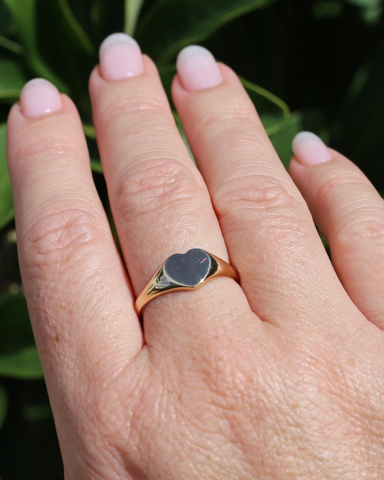 1973 Made Birmingham Heart Shaped Signet Ring, 9ct Yellow Gold, size R or 8.75, 2.91g