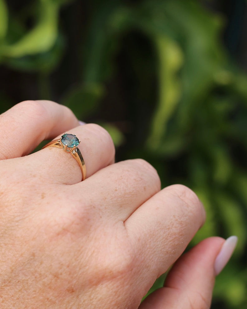 1.36ct Teal Parti Sapphire in Vintage 6 Claw 14ct Yellow Gold Ring, size O or 7.25, 1.96g, with valuation