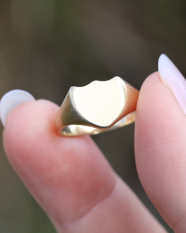 Vintique 15ct Shield Signet Ring, size L1/2 or just over 6, might feel half a size smaller due to width, 3.47g
